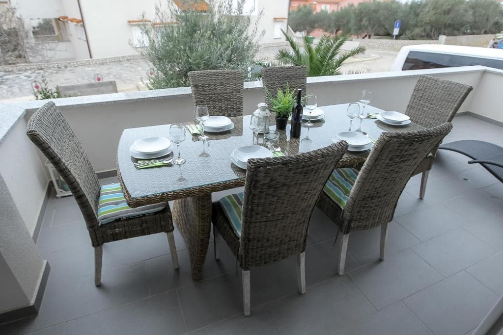 Tomana 6 Apartment mit Terrasse in Novalja Ansicht 2