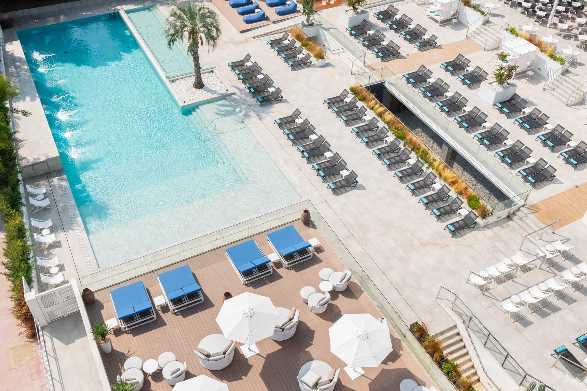 L’Azure Hotel