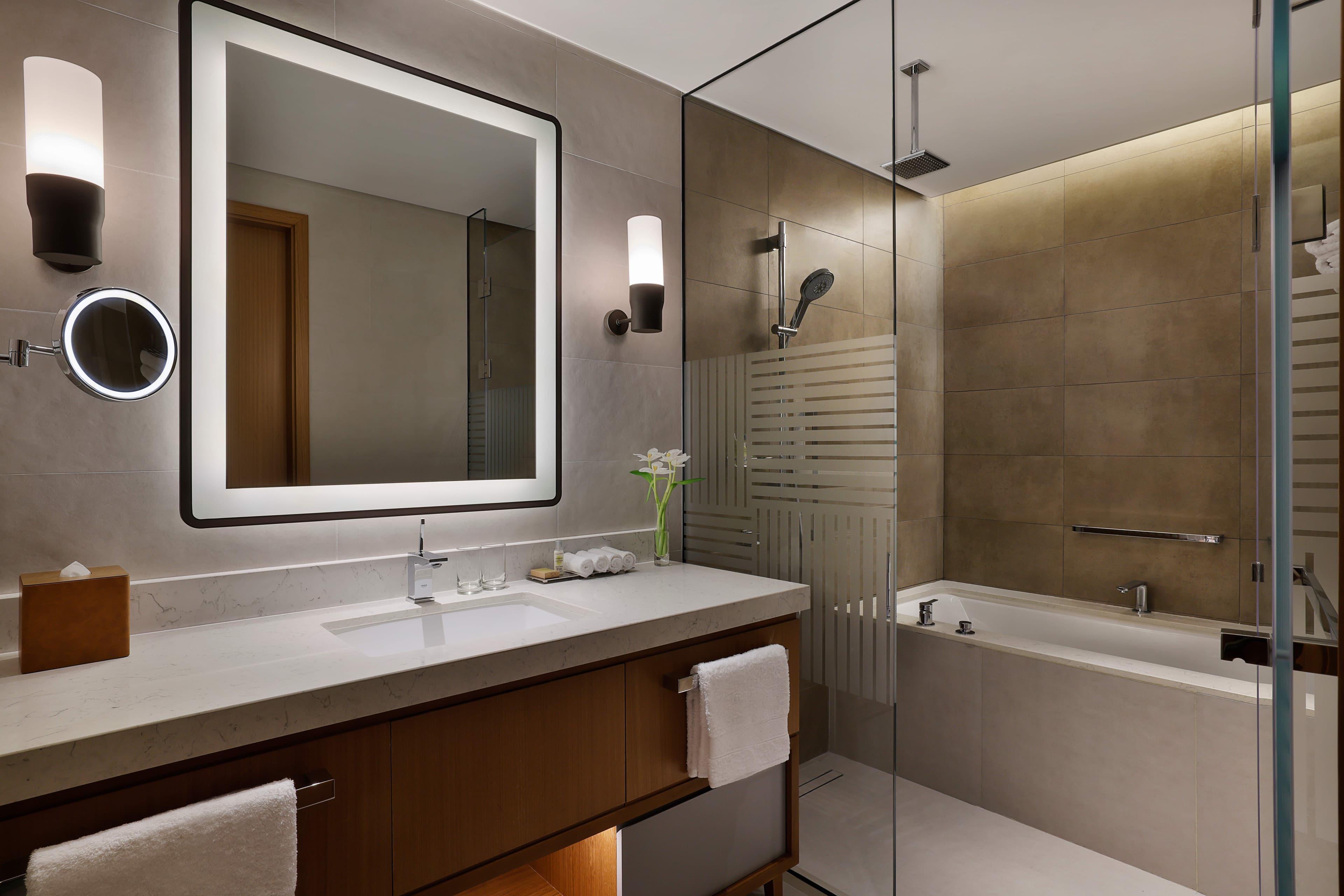 DoubleTree by Hilton Sharjah Waterfront Hotel & Residences Ansicht 4