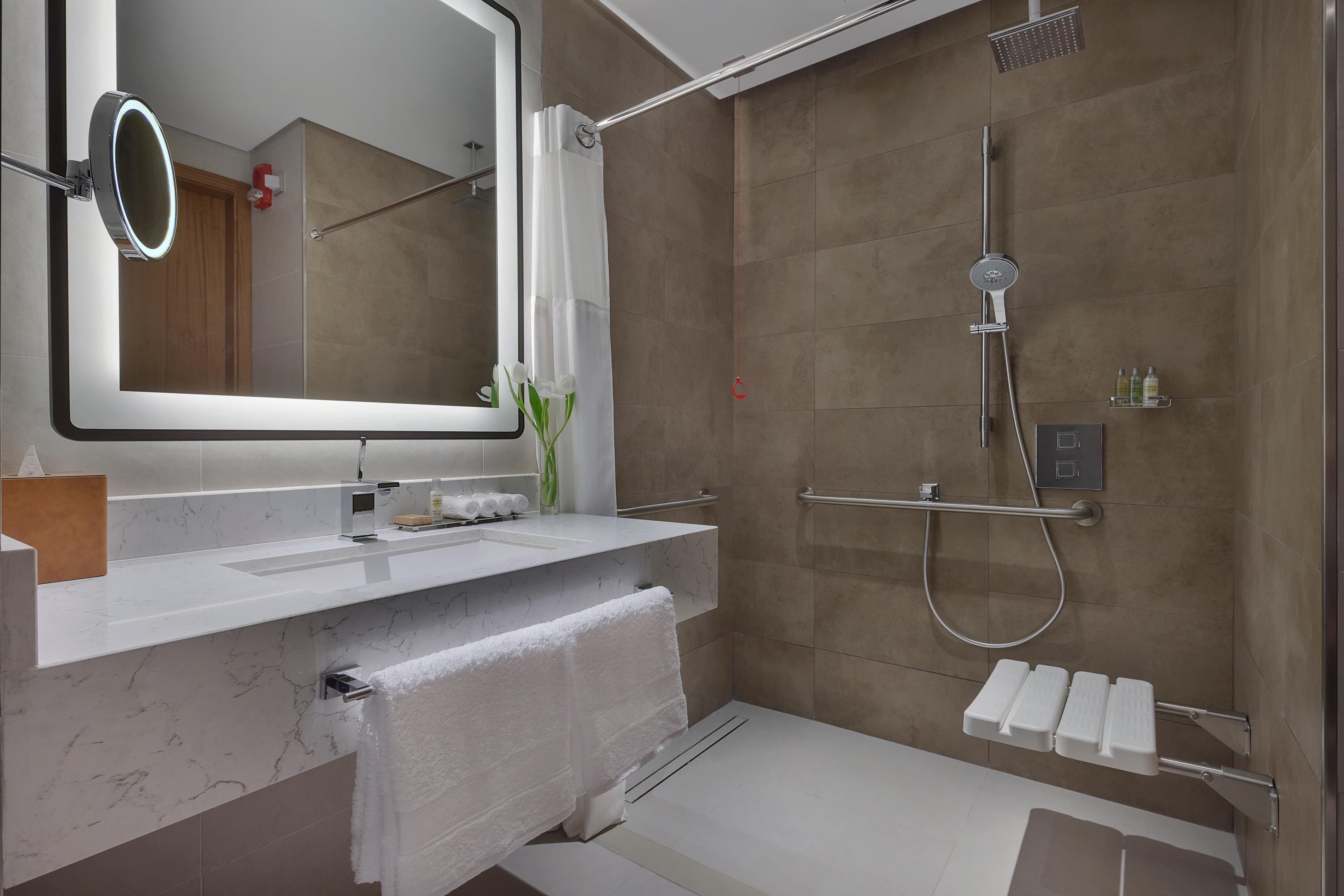 DoubleTree by Hilton Sharjah Waterfront Hotel & Residences Ansicht 8