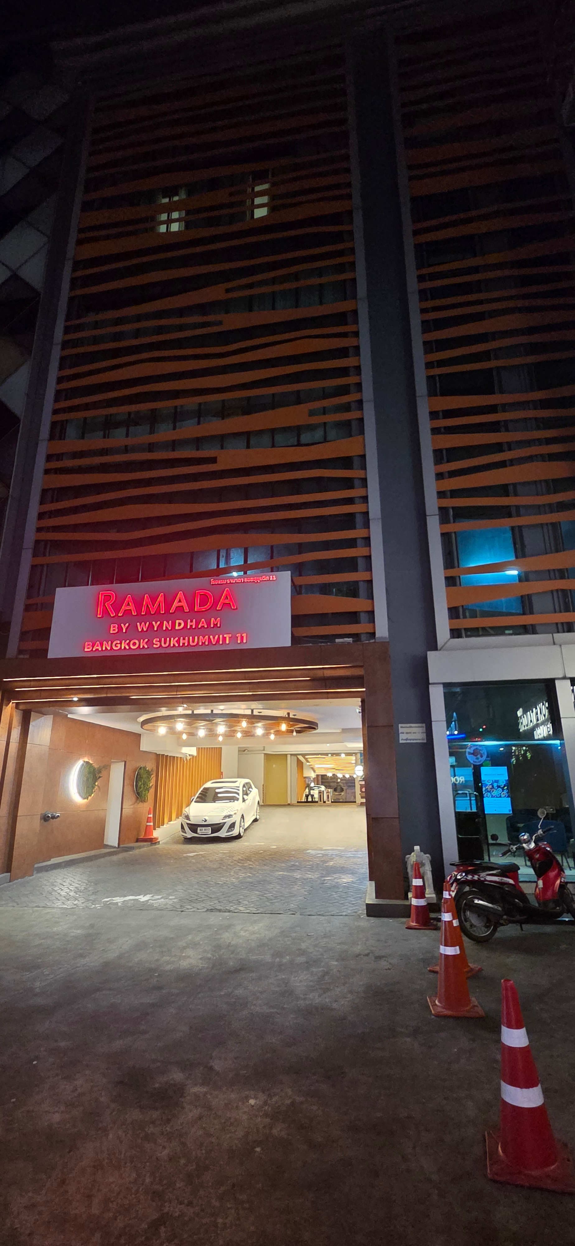 Ramada by Wyndham Bangkok Sukhumvit 11 Ansicht 8