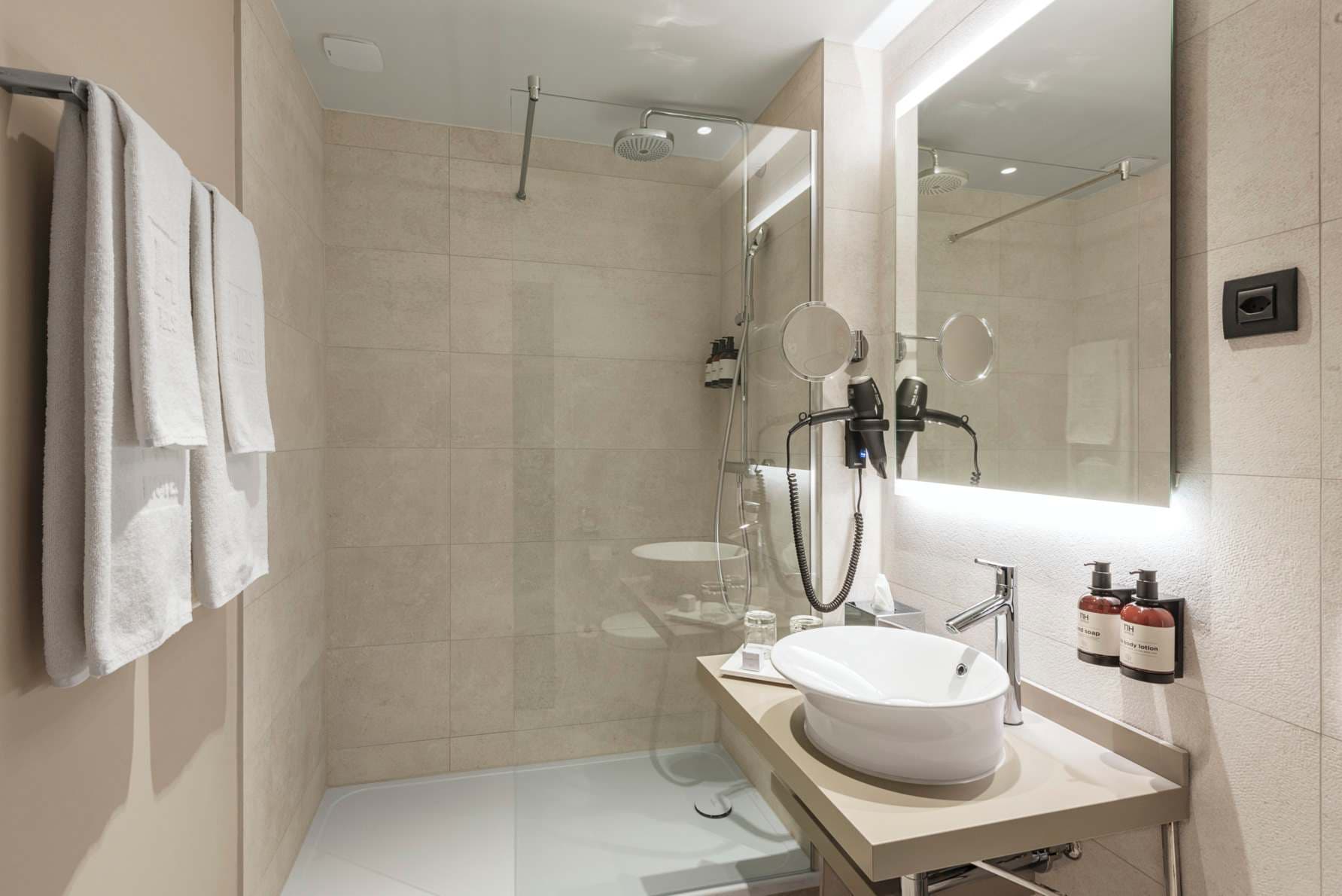 Hotel NH Geneva Airport Ansicht 7