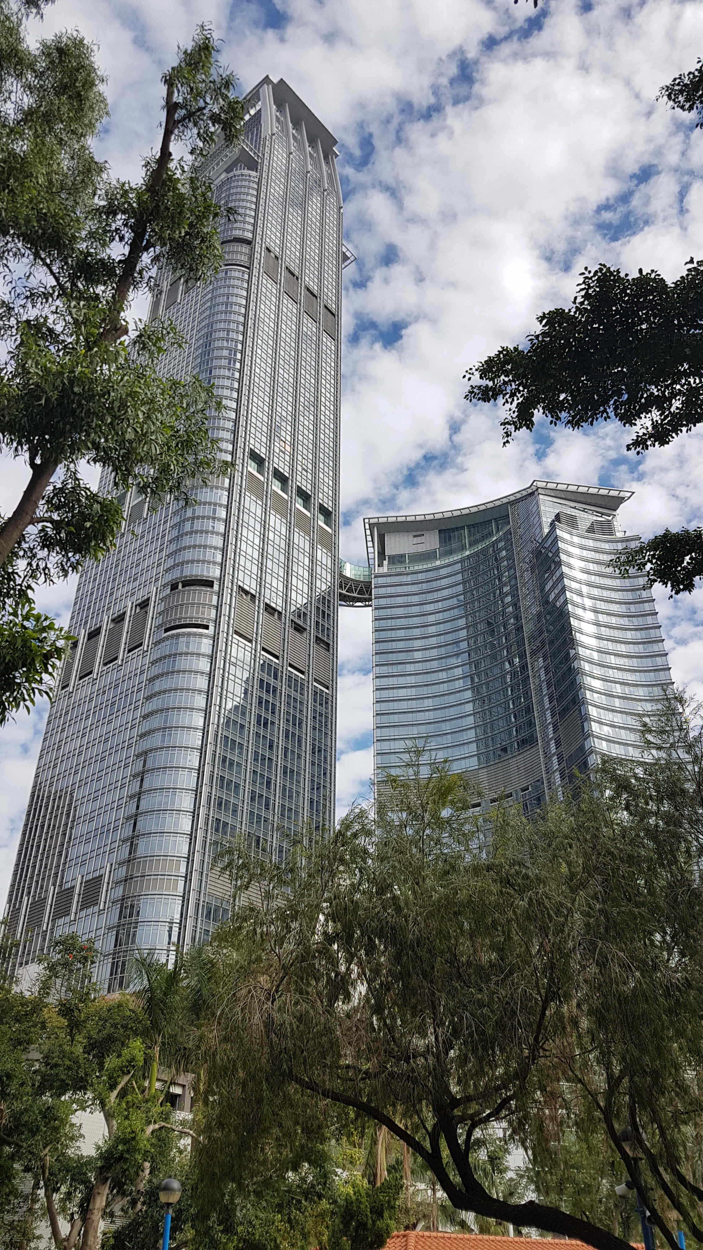 L'Hotel Nina et Convention Centre