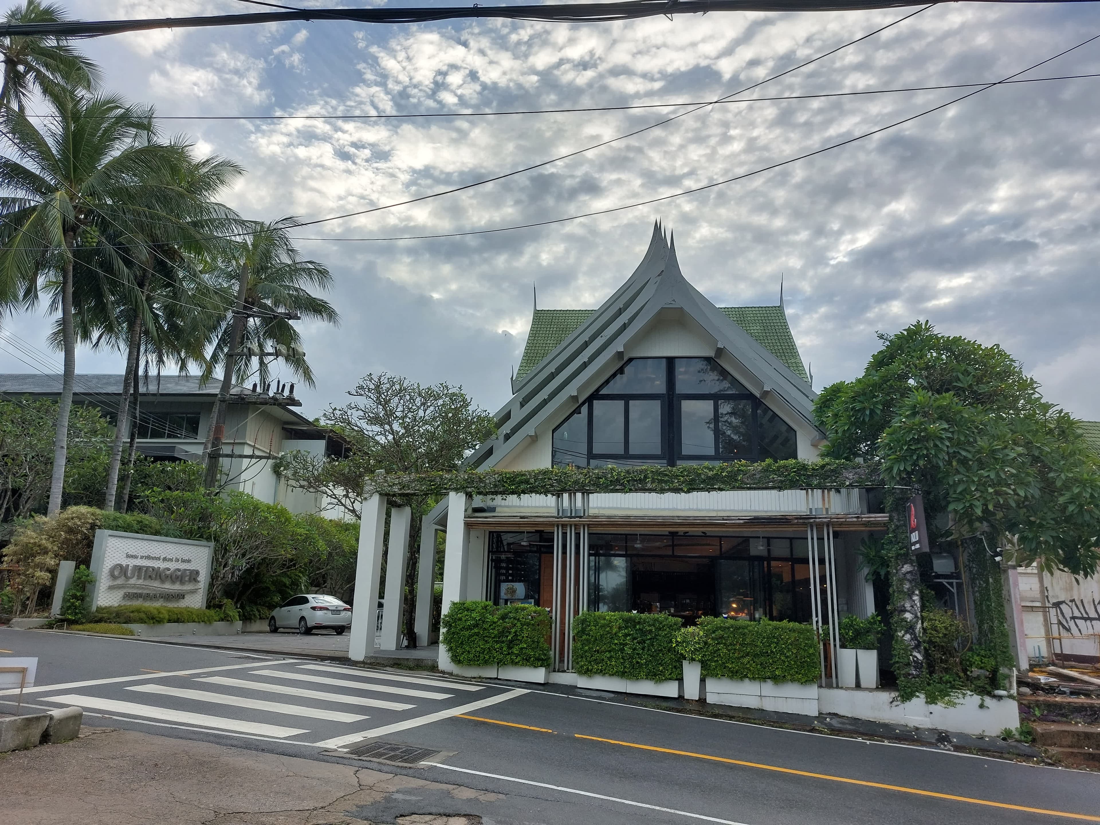 Outrigger Surin Beach Resort Ansicht 2