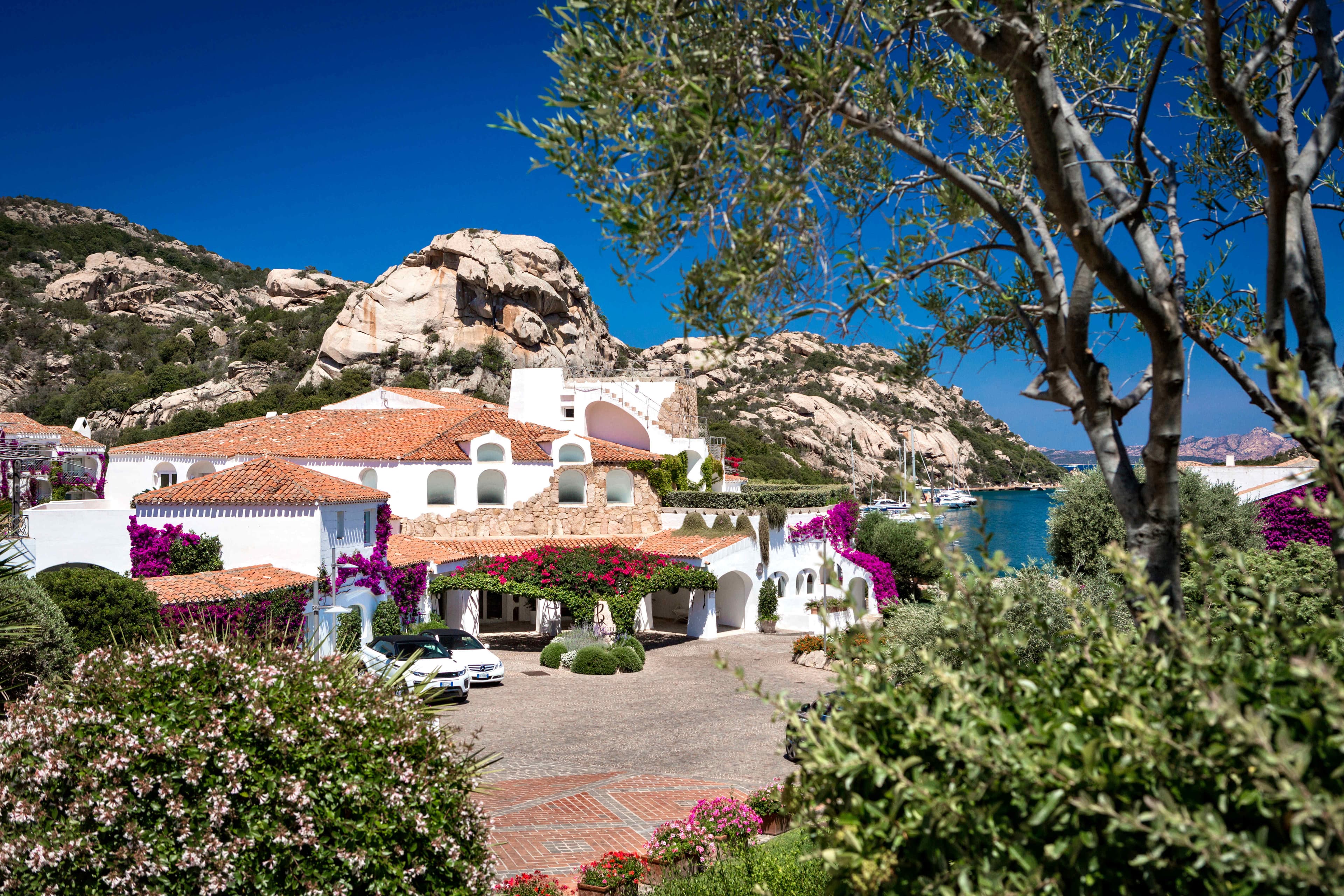 Grand Hotel Poltu Quatu Ansicht 2