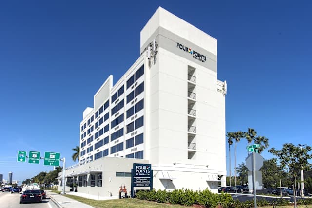 Hotel Comfort Suites Airport & Cruise Port