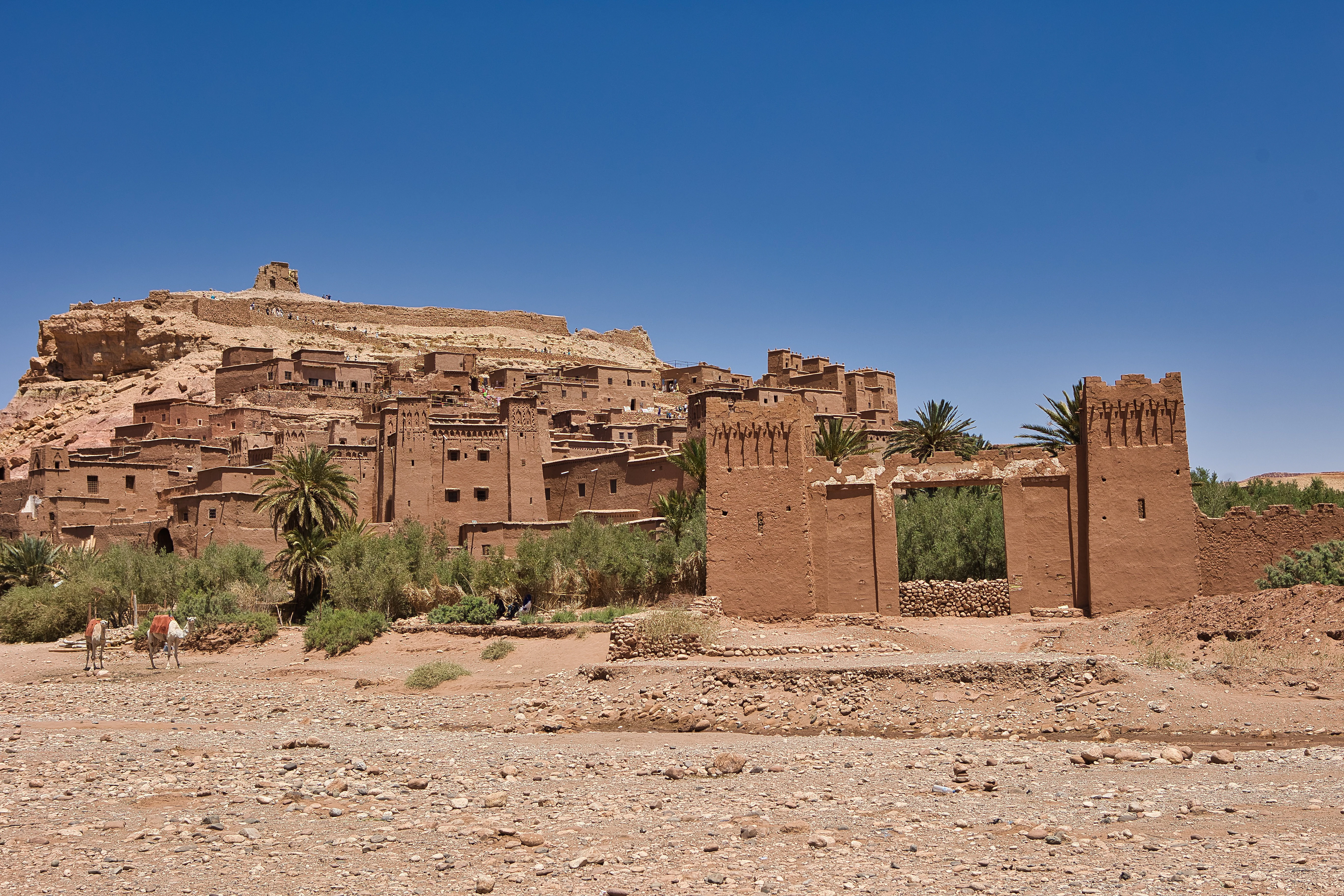 A large brown building sitting in the middle of a desert