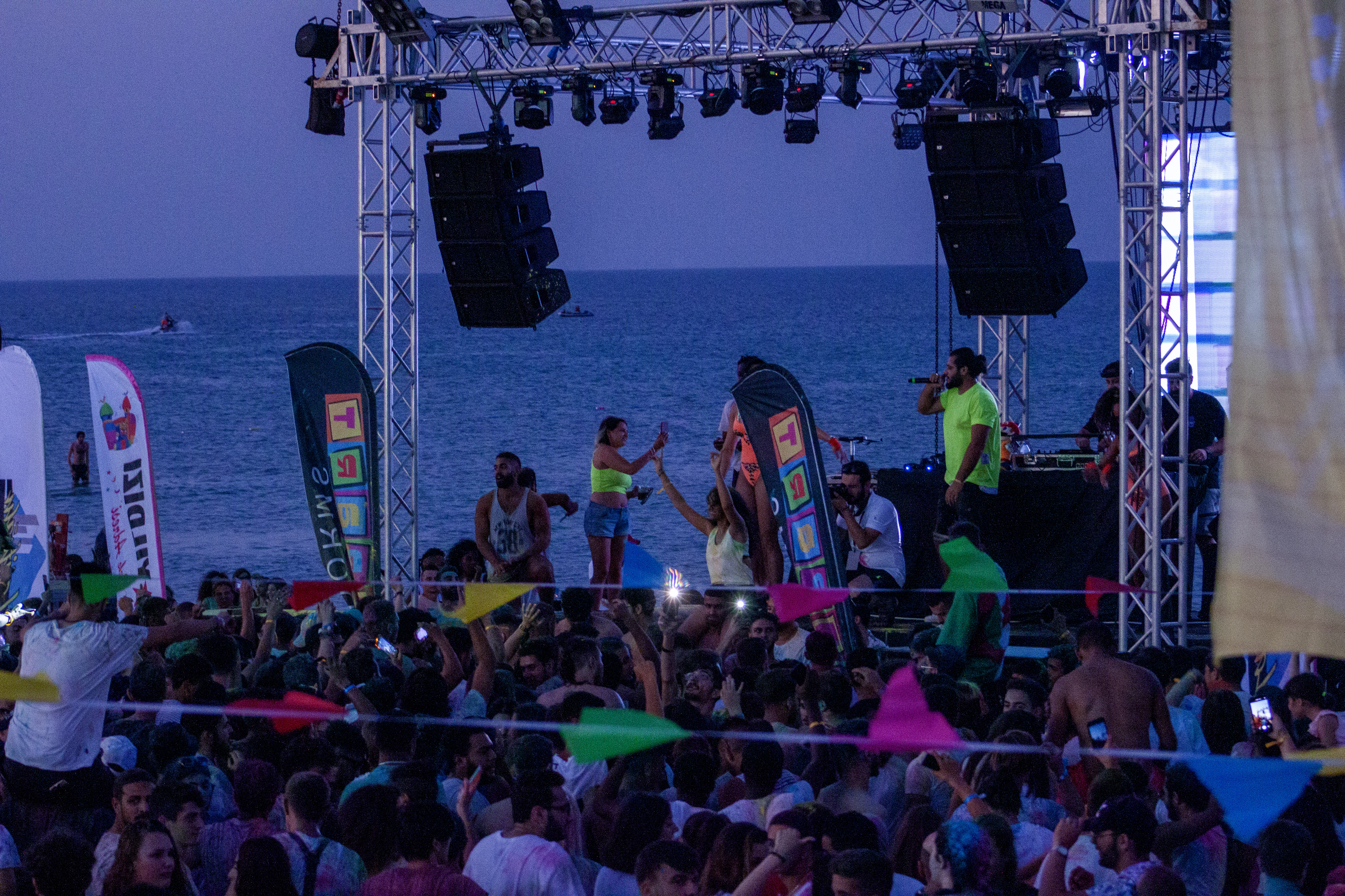 a large crowd of people