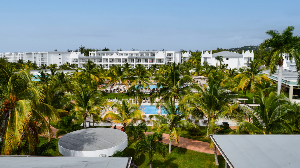 Tropischer Pool im Resort